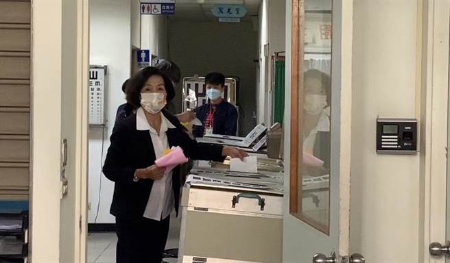 今（26日）投票，力拼连任的国民党宜兰县长候选人林姿妙一早9时30分，依序投完6张票。（吴佩蓉摄）