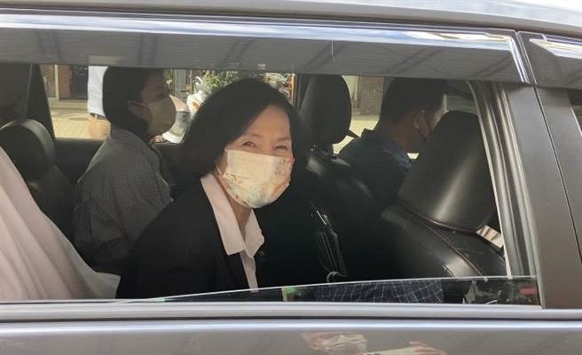 国民党宜兰县长候选人林姿妙投完票后，心情愉悦的搭车离开。（吴佩蓉摄）