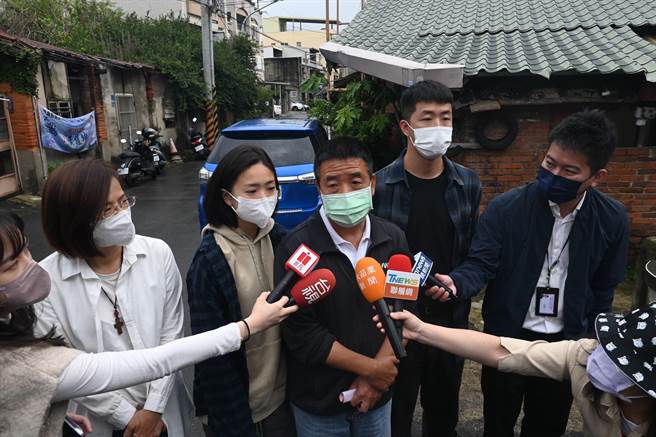 徐定祯在家人陪同下完成投票。（李京升摄）