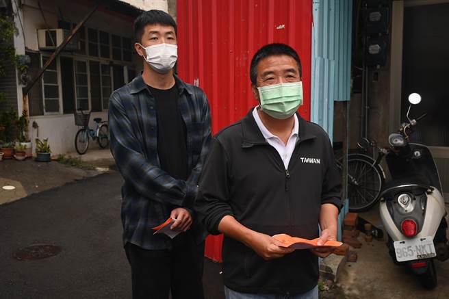 徐定祯与儿子先行投票。（李京升摄）