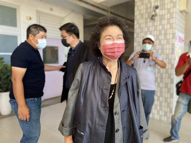 现任监察院院长陈菊26日上午9时前往高雄市五福国中投票。（杨舒婷摄）