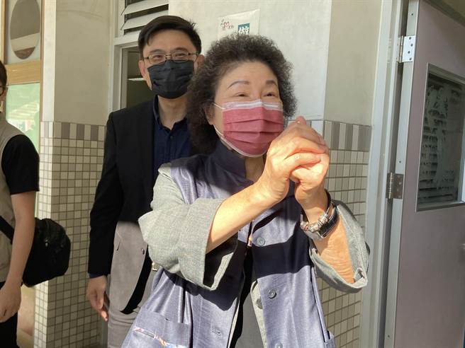 立委赖瑞隆（黑西装者）也紧跟在陈菊身旁。（杨舒婷摄）