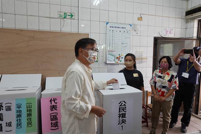 民进党台东县长候选人刘棹豪一早就到台东县立丰年国小投票所完成投票。（蔡旻妤摄）