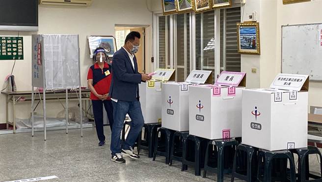 九合一选举投票日，国民党新竹市长候选人林耕仁一早来到南港市民活动中心投票。（林耕仁团队提供／王惠慧新竹传真）