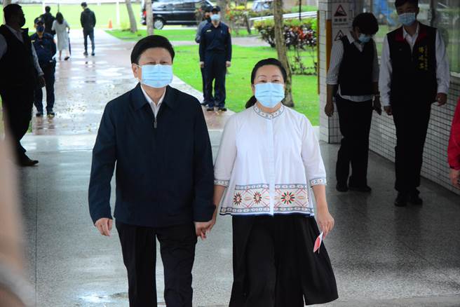县长徐榛蔚、立委傅昆萁牵手抵达投开票所。（王志伟摄）
