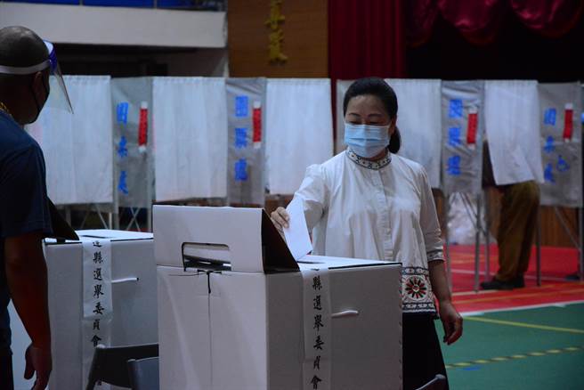 徐榛蔚领选票、投入票匦。（王志伟摄）