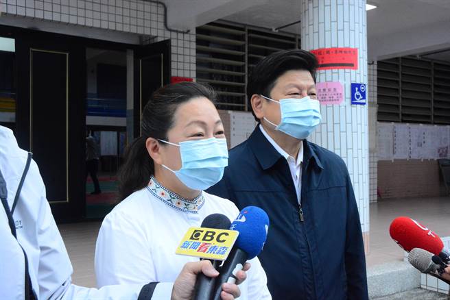 徐榛蔚投完票、与丈夫傅昆萁接受媒体访问。（王志伟摄）