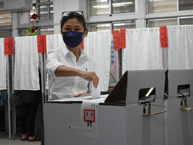 民进党花莲县长候选人Kolas Yotaka今上午9时50分许，在秀林乡的第124投开票所秀林国小自然教室，投下手上神圣的一票。（罗亦晽摄）