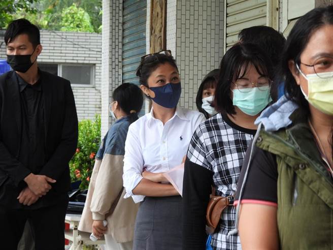 民进党花莲县长候选人Kolas Yotaka今上午9时50分许到秀林乡的第124投开票所秀林国小自然教室投票，并和民眾一同排队投票。（罗亦晽摄）