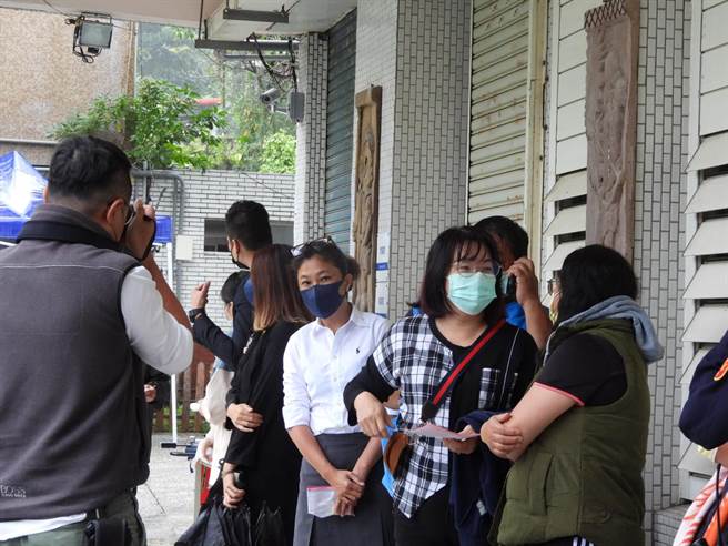 民进党花莲县长候选人Kolas Yotaka今上午9时50分许到秀林乡的第124投开票所秀林国小自然教室投票，并和民眾一同排队投票。（罗亦晽摄）