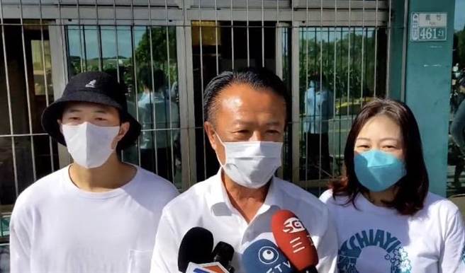 民進黨嘉義縣長候選人翁章梁與太太、兒子回到義竹老家投票，並呼籲大家踴躍出門投票。（翁章梁競選總部提供∕呂妍庭嘉義傳真）