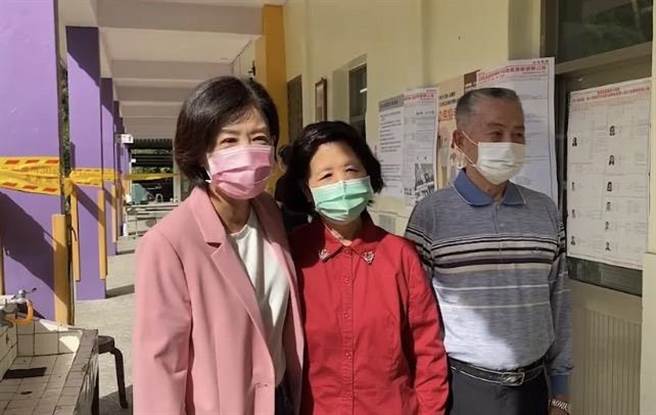 國民黨嘉義縣長候選人王育敏與父母相約在老家中埔鄉石硦的投開票所，並先後完成投票。（王育敏競選總部提供∕呂妍庭嘉義傳真）