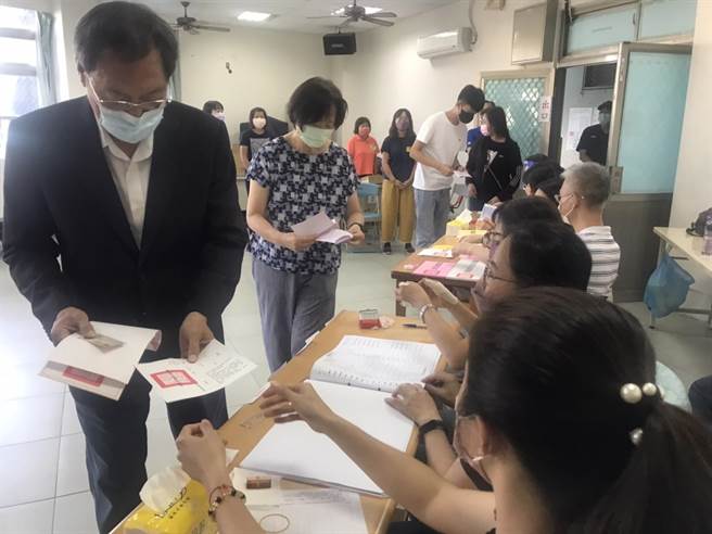 九合一选举26日登场，国民党籍屏东县长候选人苏清泉在太座苏主荣的陪伴下，10点在东港镇东光国小投开票所投票。（谢佳潾摄）