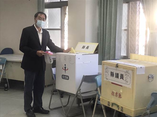 九合一选举26日登场，国民党籍屏东县长候选人苏清泉在太座苏主荣的陪伴下，10点在东港镇东光国小投开票所投票。（谢佳潾摄）