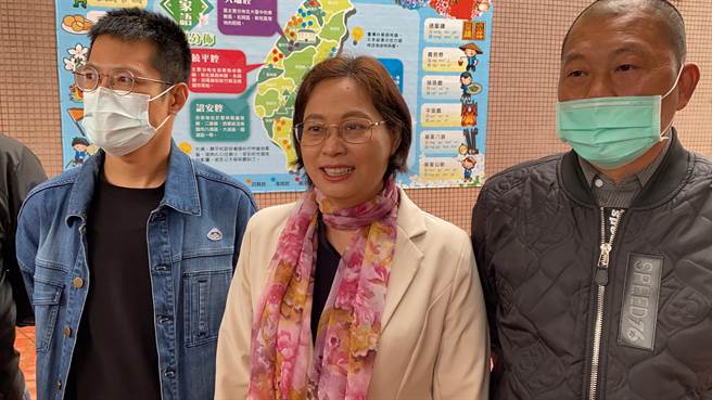 民眾党桃园市长候选人赖香伶围上别具意义的围巾来投票。（蔡明亘摄）