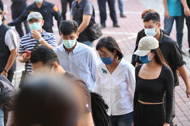 身穿白色衬衫、别着蓝色蝴蝶胸花的国民党高市长候选人柯志恩今日上午到七贤国小投票。（翻摄照片／崔正纲高雄传真）