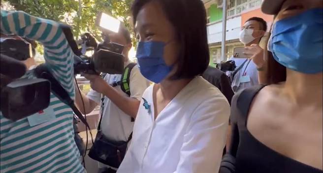 柯胸前蓝色蝴蝶胸花、一旁女儿成另类焦点。（翻摄照片／崔正纲高雄传真）