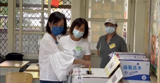 柯志恩将票投进投票箱里。（翻摄照片／崔正纲高雄传真）