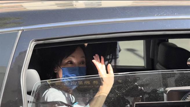 柯志恩投完票后乘车离去。（崔正纲摄）