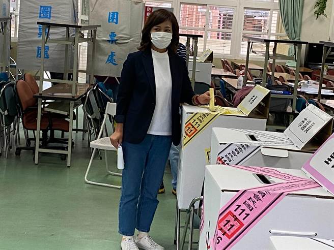 民進黨新竹市長候選人沈慧虹26日上午10點前往位在光華國中大禮堂的投開票所投票。（陳育賢攝）