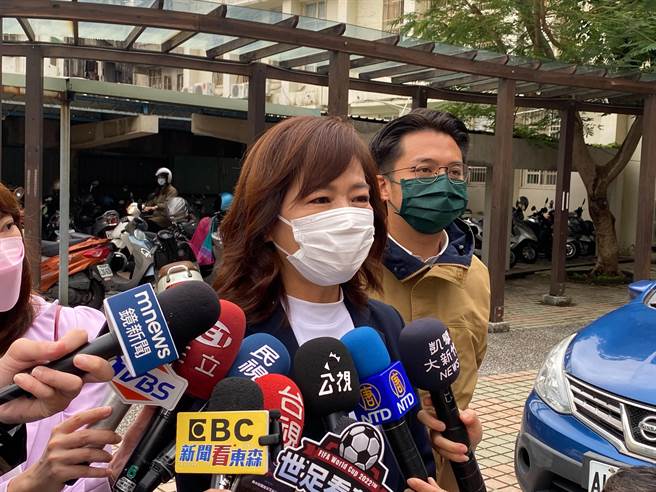 沈慧虹說，昨晚睡很好，不會緊張，選舉有盡全力就好，被問到投完票最想做什麼事？她打趣說，肚子好餓啊，最想趕快去吃頓早餐。（陳育賢攝）