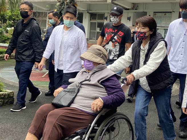 无党籍台北市长候选人黄珊珊（右二）上午带着93岁老母亲（中）前往方济中学进行投票。（陈薏云摄）