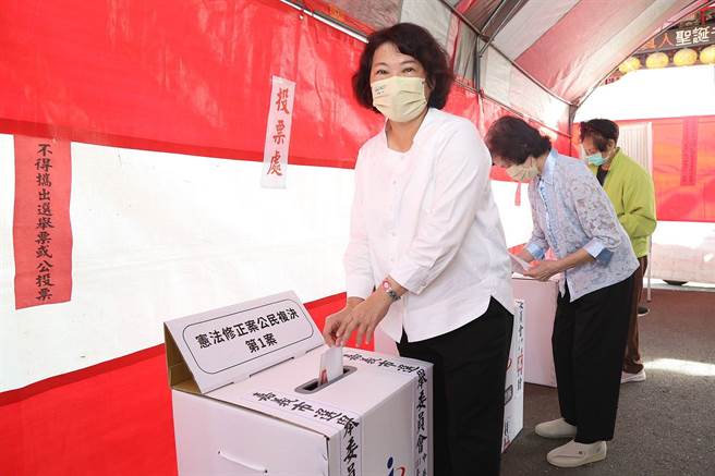 嘉义市长黄敏惠今天上午投票。（廖素慧摄）