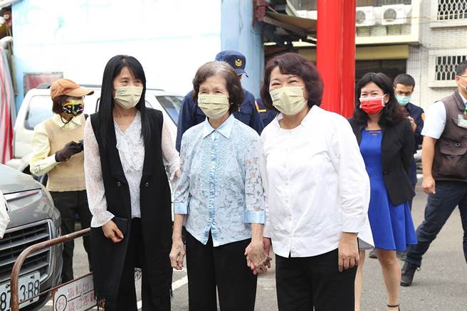 嘉义市长黄敏惠偕同母亲黄郑梅子，今天上午到投开票所投票。（廖素慧摄）