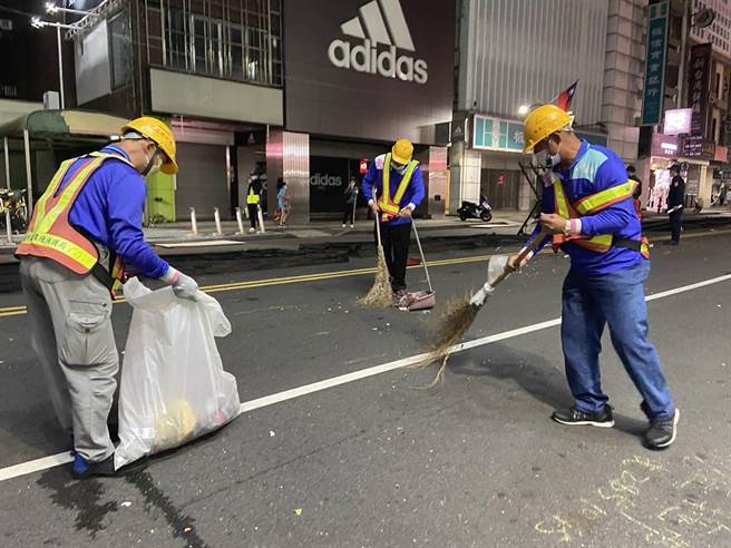 嘉义市环保局人员连夜清洁及消毒环境，（嘉义市政府提供／廖素慧嘉市传真）