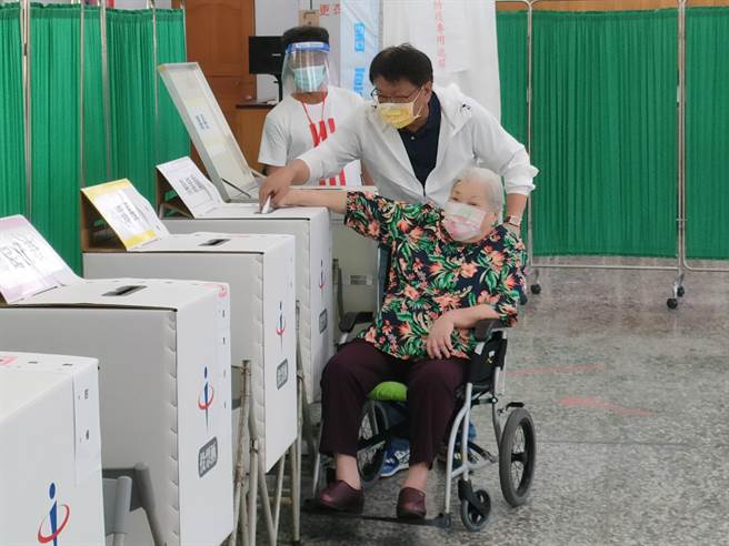 屏东县长潘孟安26日一早与哥哥、母亲先到车城福安宫拜拜，再去投开票所投票。（民眾提供／谢佳潾屏东传真）