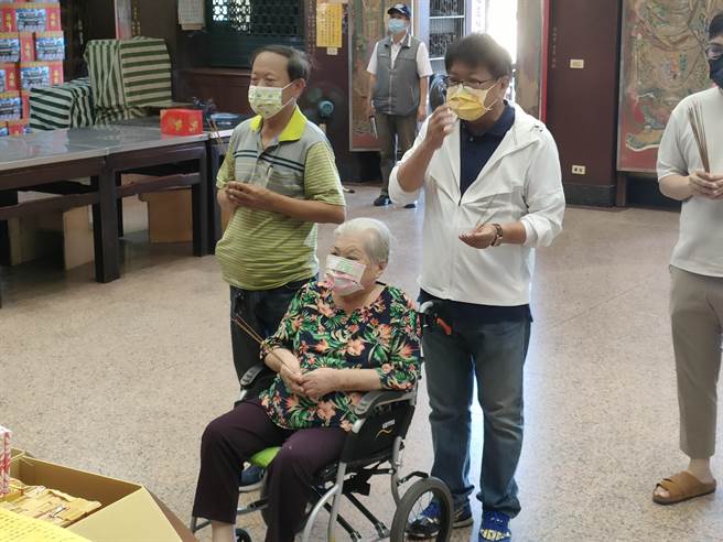 屏东县长潘孟安26日一早与哥哥、母亲先到车城福安宫拜拜，再去投开票所投票。（民眾提供／谢佳潾屏东传真）