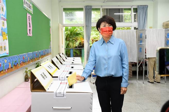 台東縣長候選人饒慶鈴，今天穿上「戰袍」前往投票。（莊哲權攝）