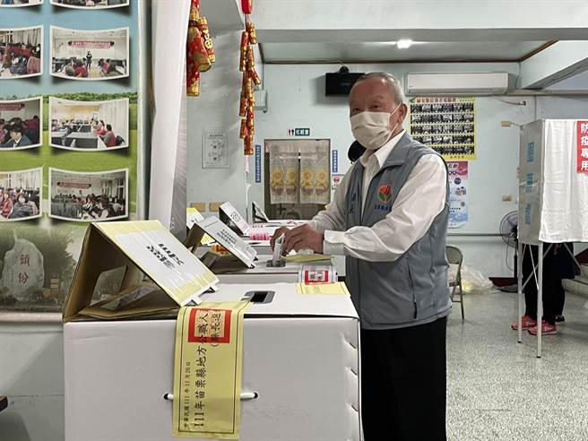 苗栗縣長徐耀昌26日上午在頭份市忠孝里活動中心完成縣長任內最後一次投票。（讀者提供／謝明俊苗栗傳真）