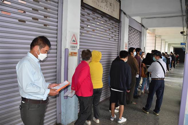苗栗縣長候選人鍾東錦26日上午在頭份市蟠桃國小投票，由於里民數相當多，鍾東錦排了50分鐘才完成投票。（謝明俊攝）