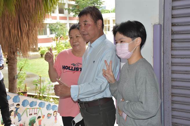 苗栗縣長候選人鍾東錦26日上午在頭份市蟠桃國小投票，受里民要求一起合照。（謝明俊攝）
