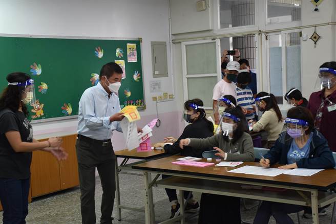 苗栗縣長候選人鍾東錦26日上午在頭份市蟠桃國小投票。（謝明俊攝）