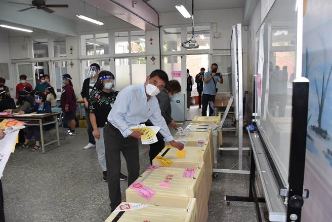 苗栗縣長候選人鍾東錦26日上午在頭份市蟠桃國小完成投票。（謝明俊攝）