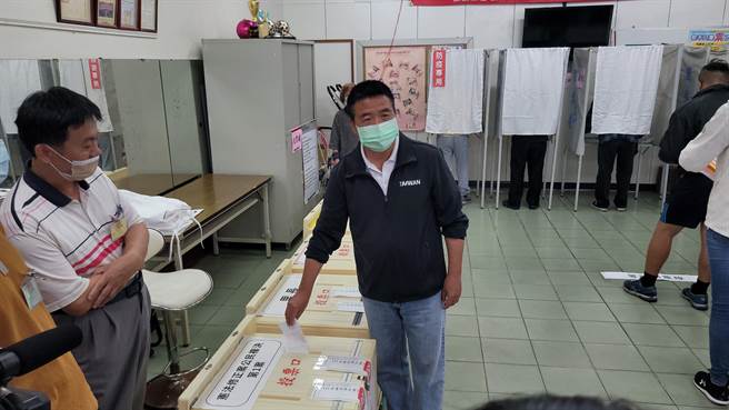 民進黨苗栗縣長候選人徐定禎26日上午在后庄活動中心完成投票。（讀者提供／謝明俊苗栗傳真）