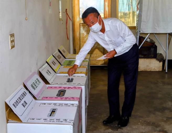 民進黨嘉義縣長候選人翁章梁今早完成投票。（翁章梁競選總部提供／呂妍庭嘉義傳真）
