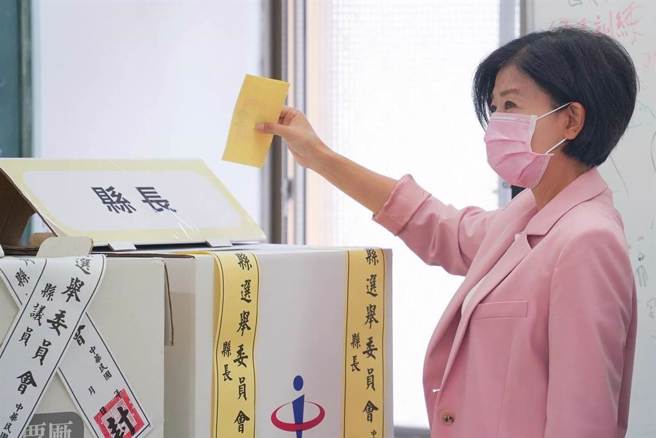 國民黨嘉義縣長候選人王育敏今早完成投票。（王育敏競選總部提供／呂妍庭嘉義傳真）