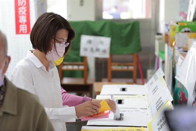 民进党彰化县长候选人上午10点前往户籍所在地彰化市南郭国小的投票所，投下选票。（黄秀芳竞选总部提供／吴敏菁彰化传真）