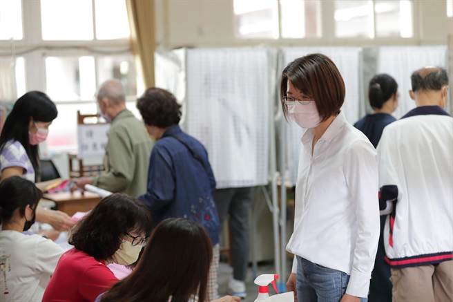 民进党彰化县长候选人上午10点前往户籍所在地彰化市南郭国小的投票所，投下选票。（黄秀芳竞选总部提供／吴敏菁彰化传真）