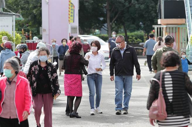 民进党彰化县长候选人上午10点前往户籍所在地彰化市南郭国小的投票所，投下选票。（黄秀芳竞选总部提供／吴敏菁彰化传真）