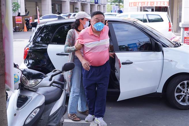 26日11點半左右，國民黨員林市長游振雄，一拐一拐地現身南平社區活動中心投票。（吳建輝攝）