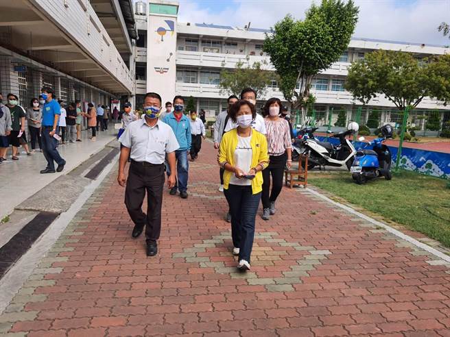 民進黨陳秋蓉則是一早10點現身育英國小投票，好心情寫在臉上。（吳建輝攝）