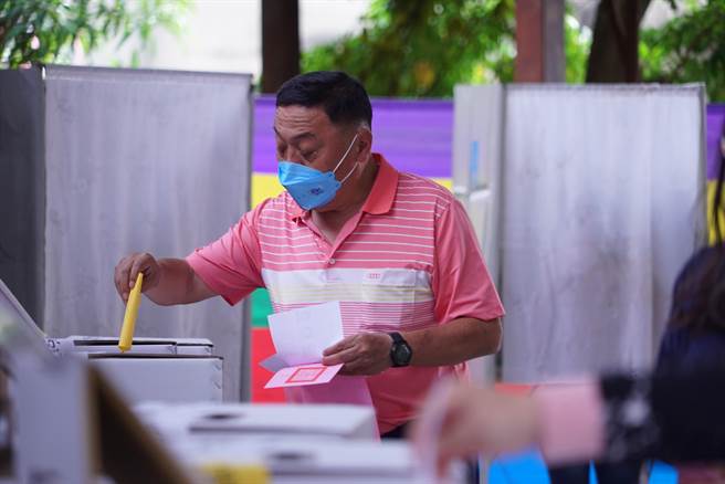 游振雄說，說昨天晚上拜票時跌倒，但無論如何都要出來投票。（吳建輝攝）