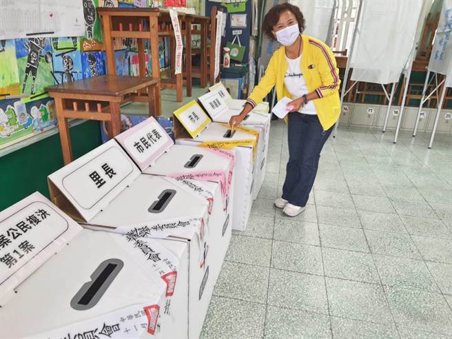 陳秋蓉說，昨天睡得很好，心情相當輕鬆，相信員林市民的眼睛是雪亮的，也呼籲大家踴躍出來投票。（吳建輝攝）