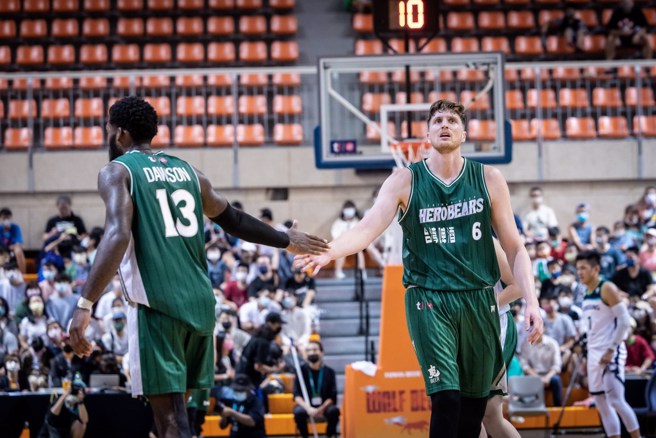 英熊宣布跟哈吉胜(右)解约。(台啤英熊提供)