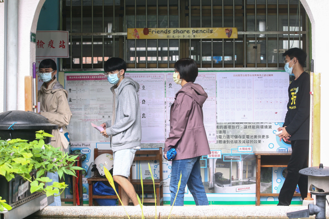 九合一選舉26日投票，此次投票除市長、市議員及里長三張選票，還有憲法修正案公民複決第一案針對18歲公民權投票，有許多年輕選民一早即到投票所投下他心中神聖的一票。（鄧博仁攝）