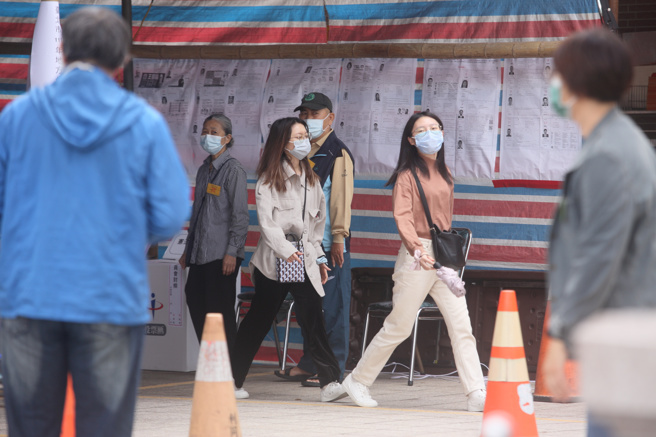 九合一選舉26日投票，此次投票除縣市長、縣市議員及里長選票外，還有憲法修正案公民複決第一案針對18歲公民權投票，有許多年輕選民一早即到投票所投下他心中神聖的一票。（張鎧乙攝）